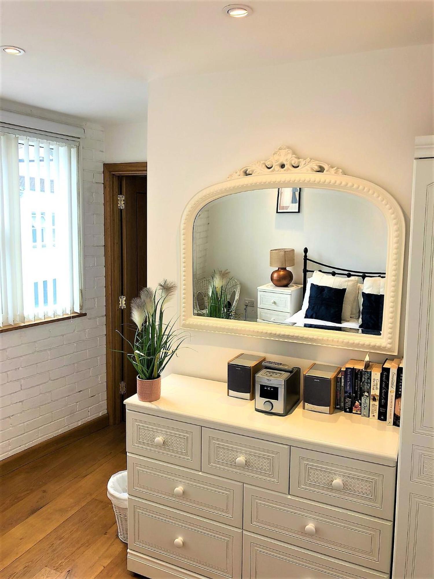 Prime Location! Detached Clifton With Parking *
